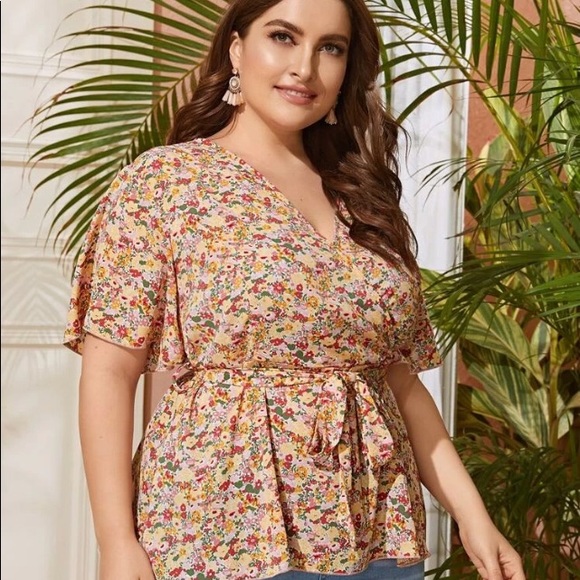 ✨PLUS Ditsy Floral Print V-Neck Belted Peplum Top - Picture 2 of 5